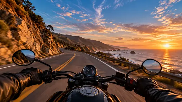 広い青い夕空の下、誰もいない海沿いの道を進むバイクライダーの視点。